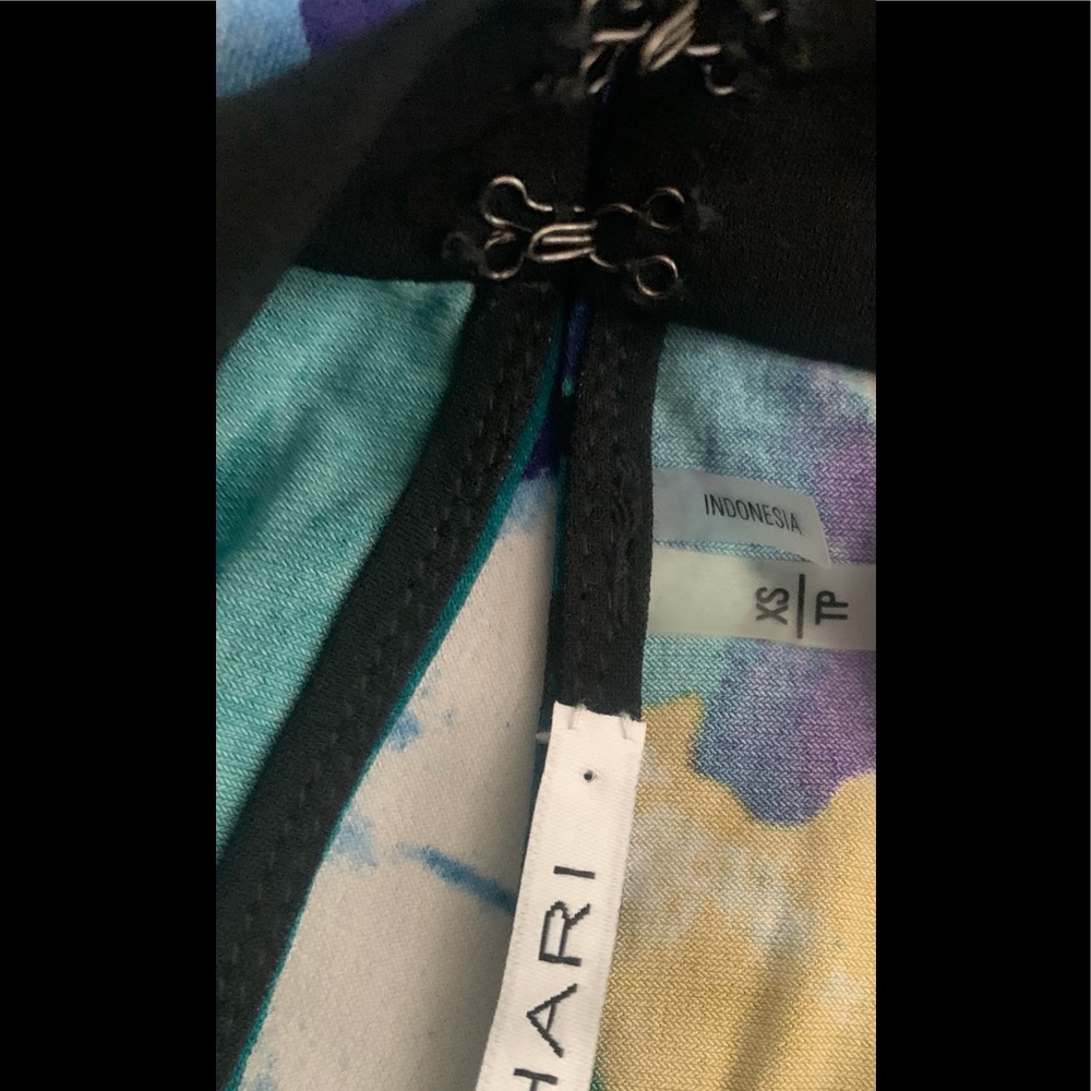 Tahari Halter-Style Sleeveless Top XS, NWOT - Picture 5 of 6